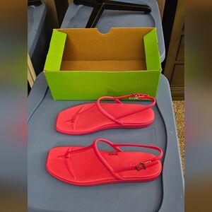 Crocs Miami Thong Dragonfruit